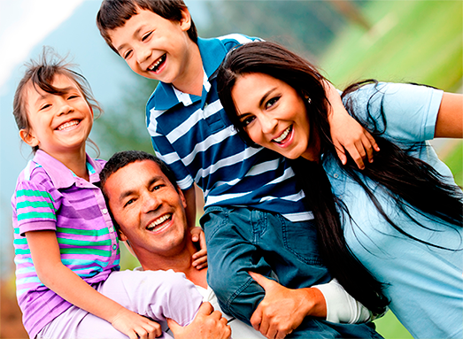 Aparece la fotografía de una familia sonriendo: papá, mamá, hijo e hija.