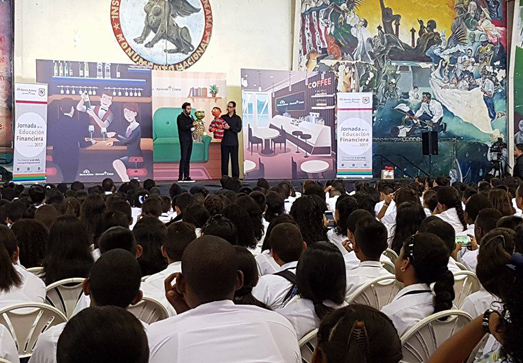 niños presenciando obra que ha tenido lugar en seis paises entre elos Panamá